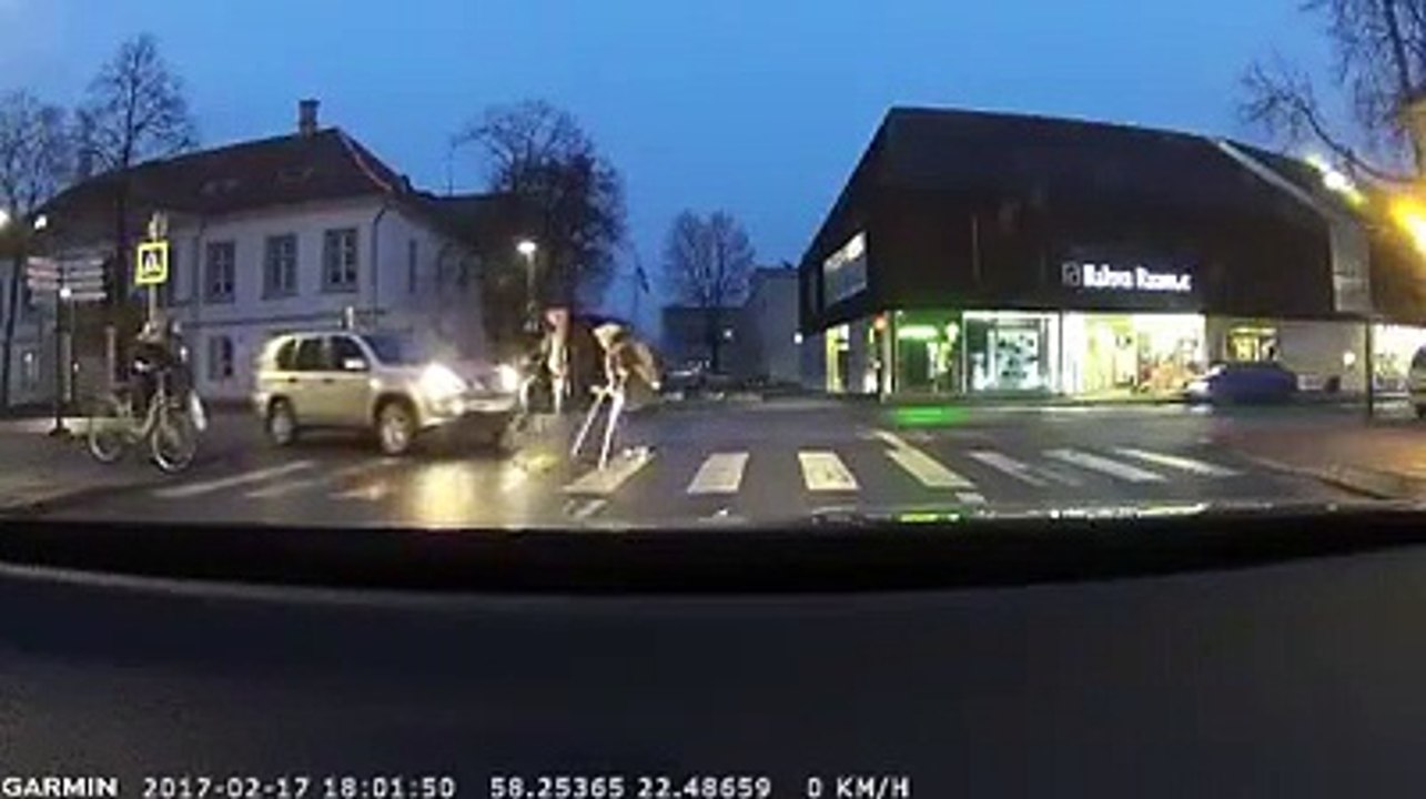 Un automobiliste veut aider une dame âgée à traverser mais il a oublié quelque chose.