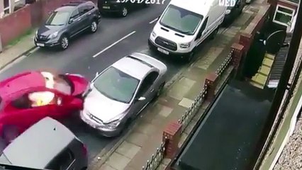 Angleterre: Une voiture percute à grande vitesse plusieurs véhicules - Découvrez les images impressionnantes de l'accide