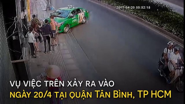 Phi xe lên vỉa hè, tài xế taxi hạ gục tên cướp tại chỗ