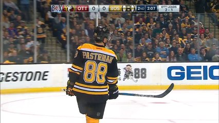 Hockey sur glace - Un arbitre cache un ballon de plage en pleine action