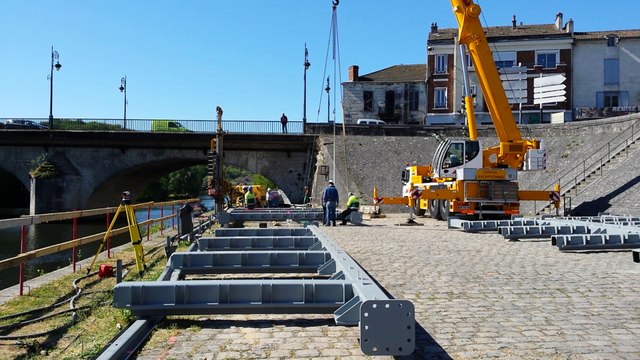 Début de chantier sur les quais de Périgueux pour le futur restaurant flottant