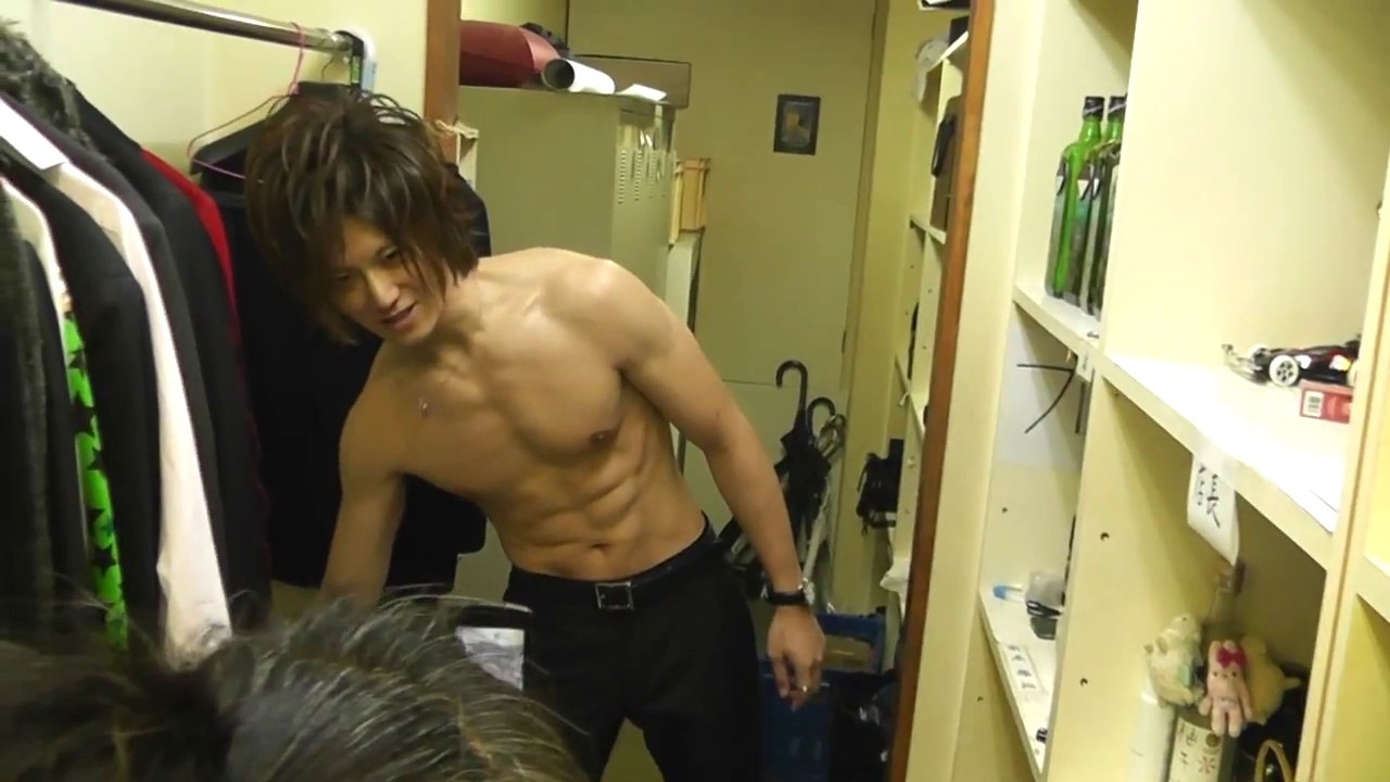 細マッチョ,名古屋ホストクラブ社長,腹筋,筋トレ