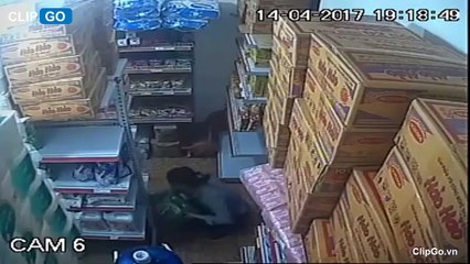 Người đàn bà cùng đồng bọn trộm hộp sữa giấu vùng kín