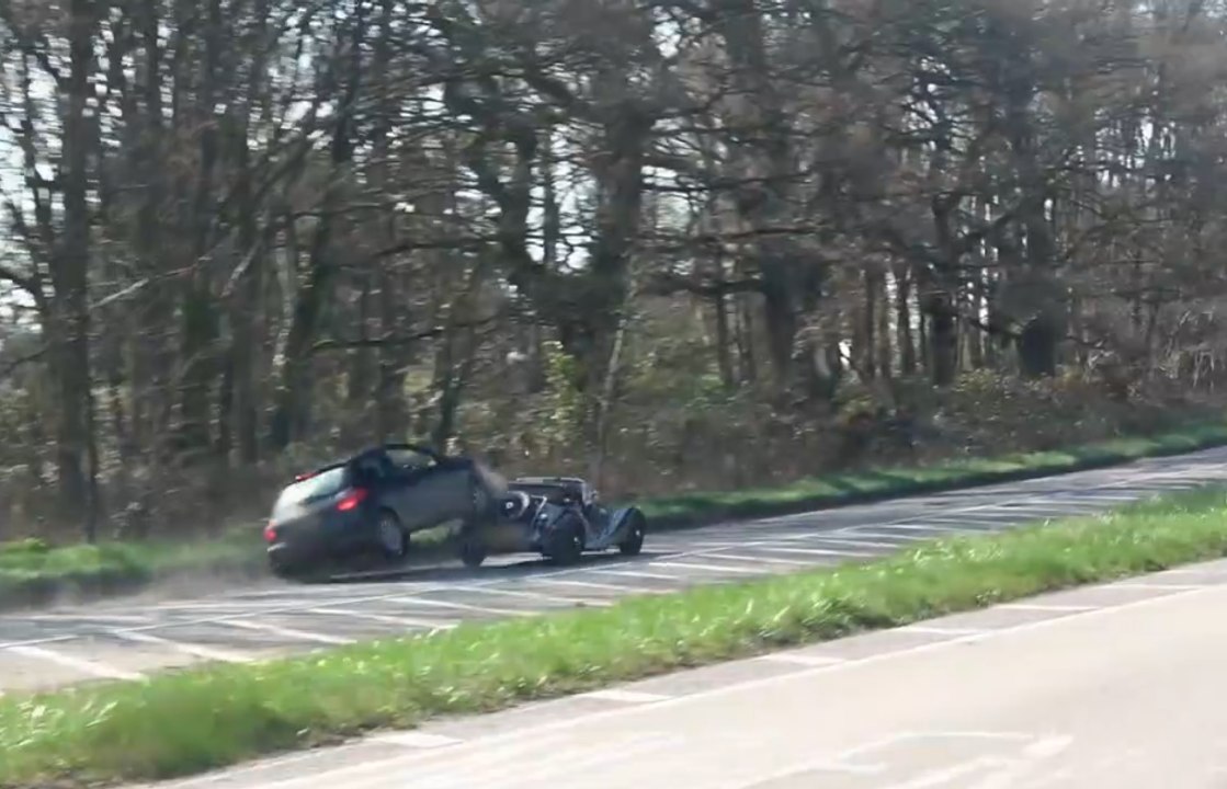 Une Peugeot 206 se fait couper la route par une Morgan 4/4.