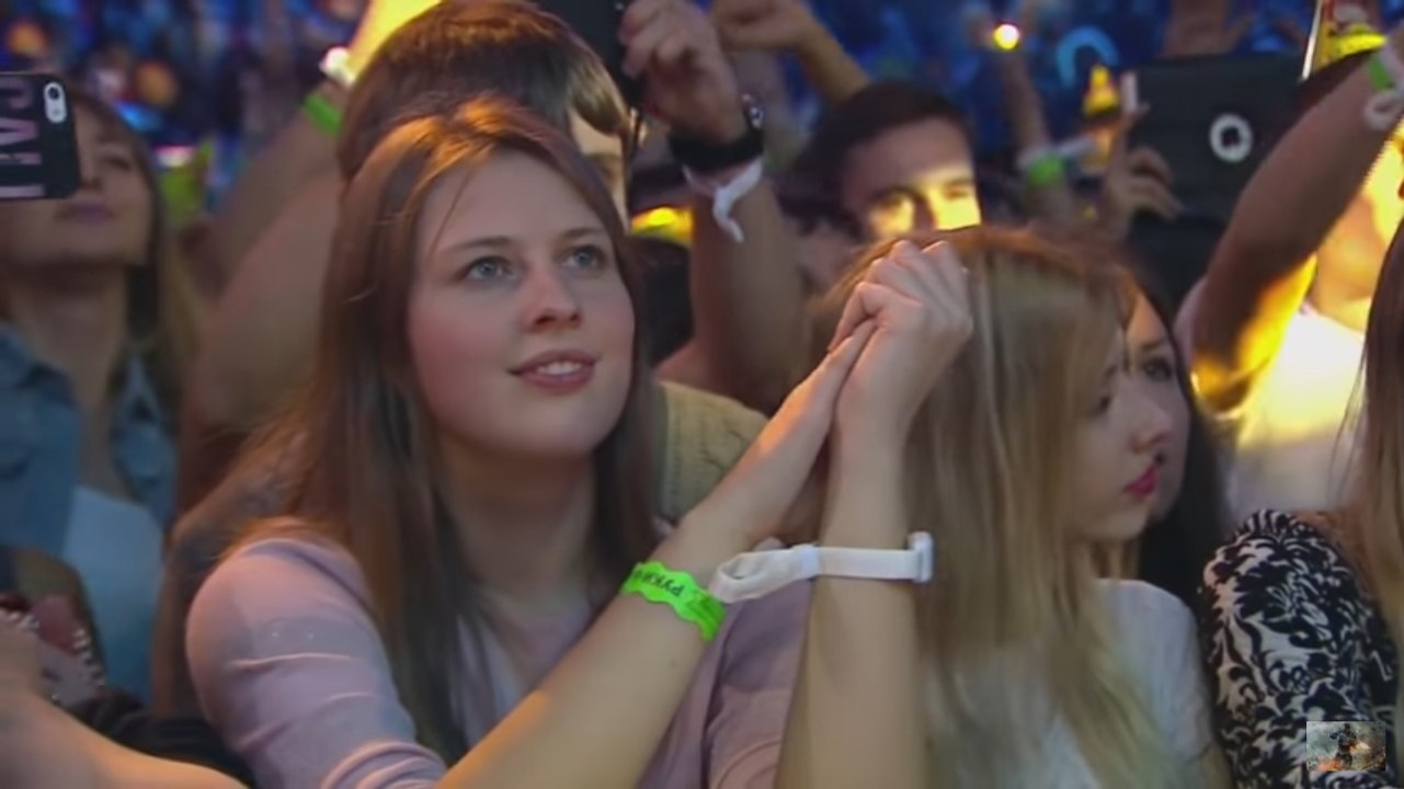 Ищем девушку из зрительного зала с концерта группы "Руки Вверх". FindFace