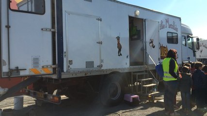 Les enfants du centre aéré font le tour du chapiteau