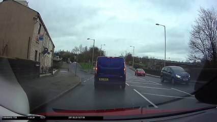 Ce chauffard double n'importe comment, il évite de justesse l'accident
