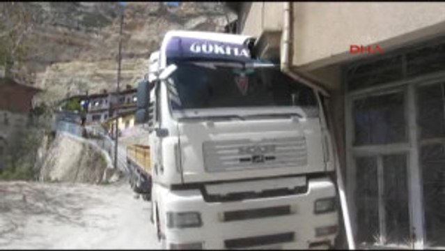 Karaman Tır Evin Duvarına Çarptı
