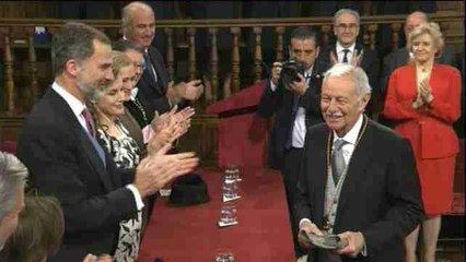 Eduardo Mendoza recibe el Premio Cervantes de manos de Felipe VI