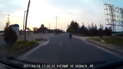 Cảnh sát truy đuổi 10km, bắt sống tên cướp như phim hành động