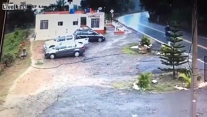Il perd le contrôle de sa voiture et arrive quand même à rattraper le coup