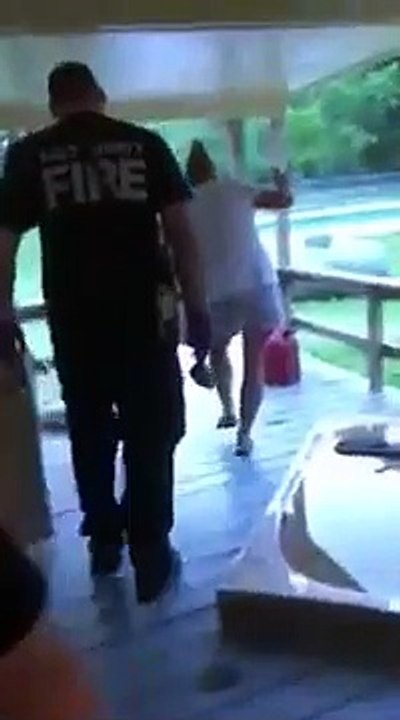 Elle se coince la main dans la cuvette des toilettes