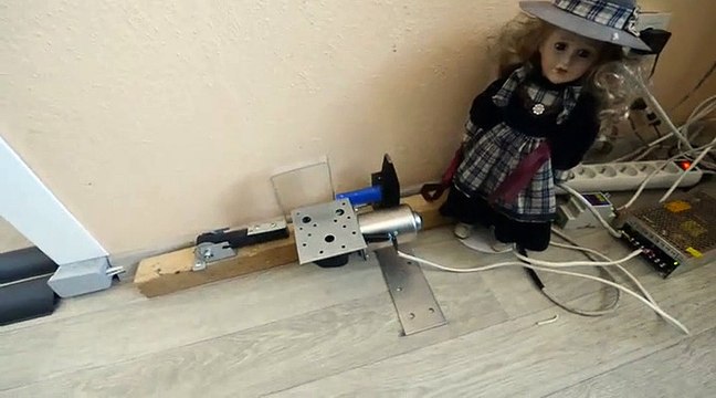 Il invente une machine démoniaque pour se venger de son voisin bruyant