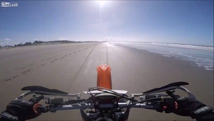 Ce motard fait une terrible chute et se brise le dos