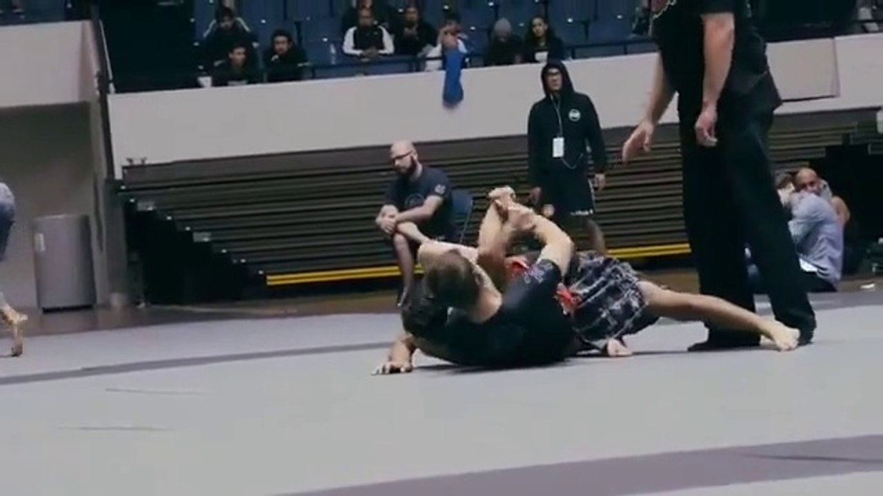 Ce combattant de Ju-jitsu brise le bras de son adversaire en plein combat