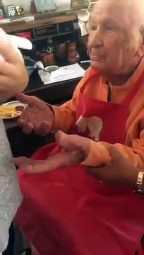 Ce grand-père de 105 ans rencontre son arrière petit-fils âgé de 5 jours et sa réaction est magique