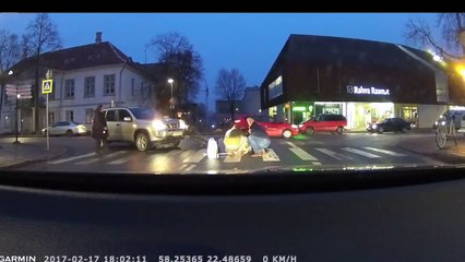 Un automobiliste blesse une vieille dame en voulant l’aider à traverser