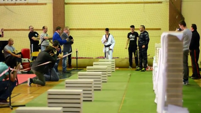 Un adolescent écrase avec sa tête, 111 briques