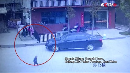 Un automobiliste au téléphone roule sur un petit garçon de 2 ans