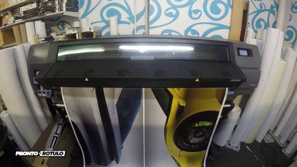 Gigantografias en Centro Porsche Barcelona - Design and WallWrap by Pronto Rotulo since 1993