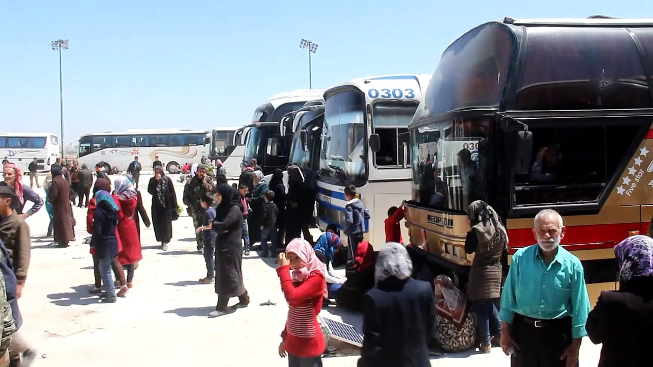 Syrie: les évacués de villes assiégées bloqués en route