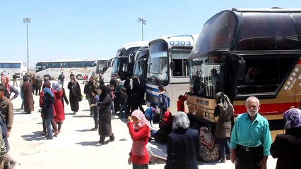 Syrie: les évacués de villes assiégées bloqués en route