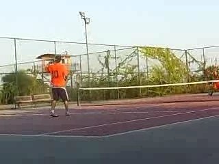 dijdam qui danse pendant partie de tennis