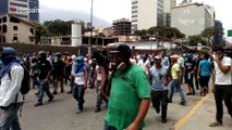 Manifestantes trancan la avenida principal de Las Mercedes y Altamira