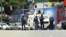 Policia venezuelana dispersa opositores com gás lacrimogêneo