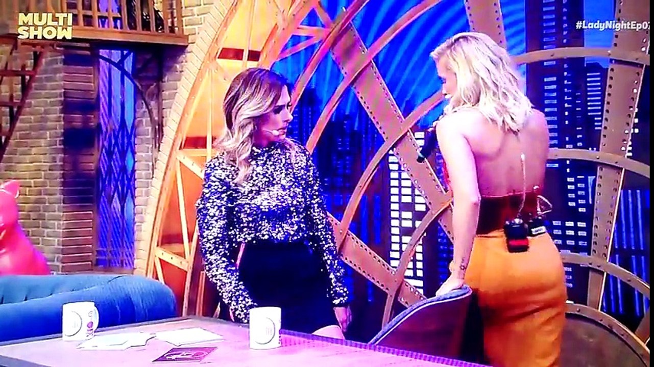 Tatá Werneck e Claudia Leitte cantam e dançam juntas.