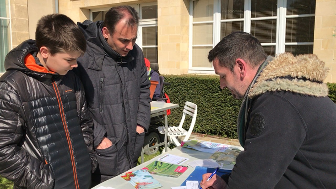 Premier jour de distribution de pontes d'insectes : les jardiniers amateurs au rendez-vous