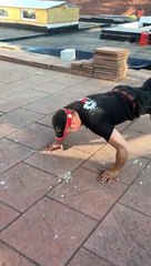 un homme fait des pompes comme un dieu