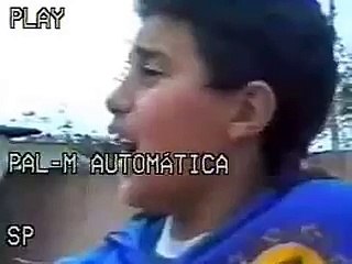 Meninos filmam DISCO Voador no quintal de casa