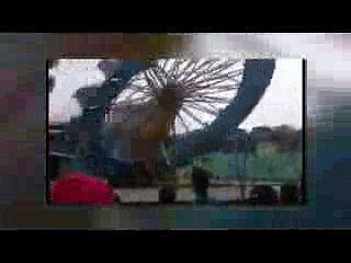 Mujer sale volando de este juego mecanico