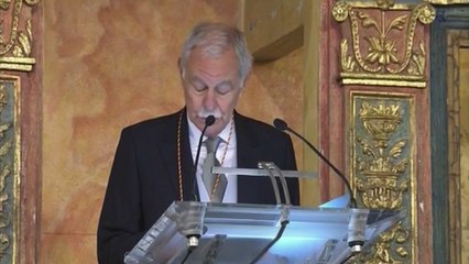 Entregan Cervantes a Eduardo Mendoza y honra al humor