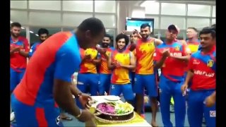 Dwayne Smith Birthday Celebration by Gujarat lions team IPL 10, 2017 - DailyMotion