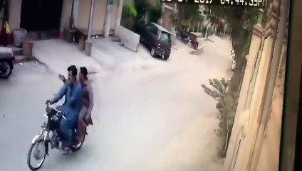 Girl Smashed Robbers