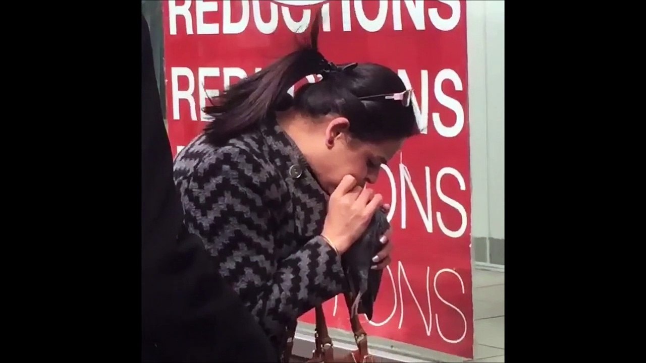 Elle fait du bouche à bouche à un pigeon... Courageuse!