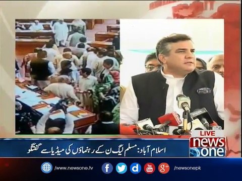 Agar Imran Khan Mard Ka Bacha Ha too Jawab Day Kay isnay 2000 Main Khala Dhan Safaid Kiya ya Nahi - Daniyal Aziz