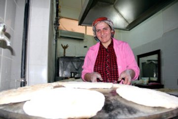 Zabıtalar Yaptığı Ekmekleri Sokakta Satmasına İzin Vermeyince Fırın Açtı