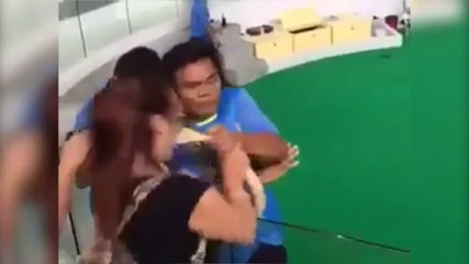 Elle veut embrasser un python et se fait mordre !