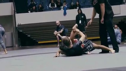 Ce combattant de Jiu-jitsu casse le bras de son adversaire