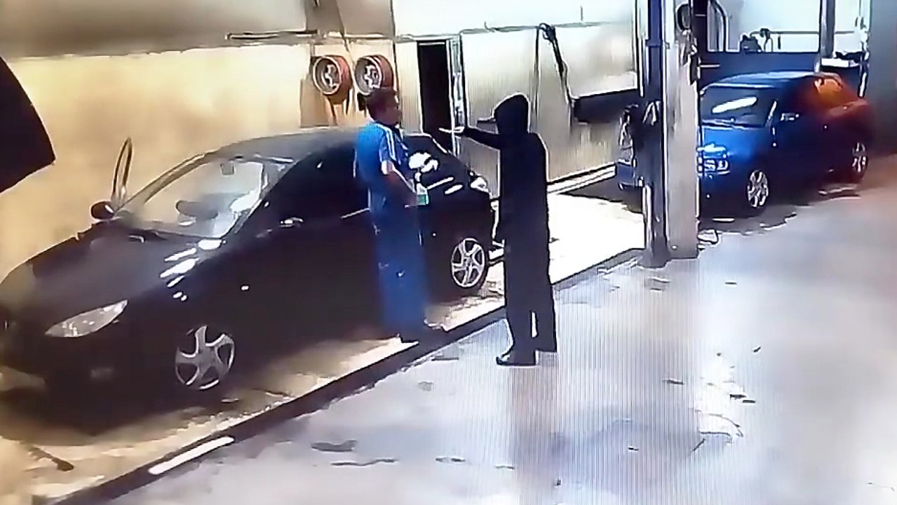 Un car wash se fait visiter par un voleur