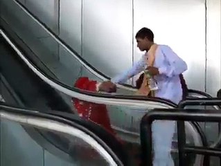 এক গ্রাম্য মহিলার লিফট উঠার দৃশ্য ।