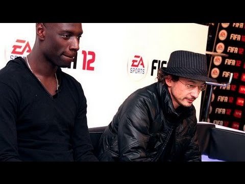Omar Sy joue à FIFA contre Julien Courbey ! [JeuxActu]
