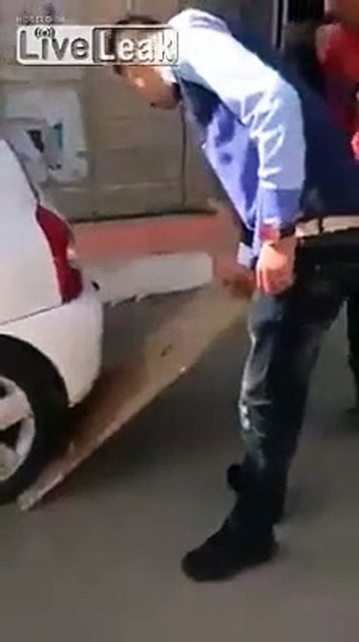 Ce débile se fait rouler dessus par son pote et s'en sort sans blessure !