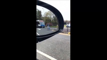 Ce gars n'a pas l'air dans son assiette... Bourré ou drogué !