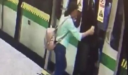 Metro kapısı kapandı puset içeride kaldı... İşte sonrasında yaşananlar