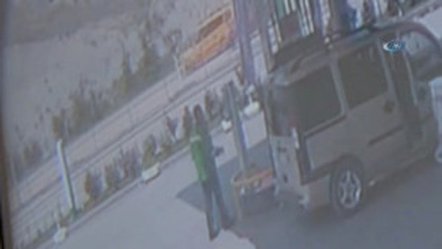 Facia Kıl Payı Atlatıldı...kaza Anı Güvenlik Kamerasına Saniye Saniye Yansıdı