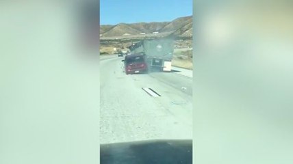 Un conducteur de camion roule sans s'apercevoir qu'il traîne une voiture !